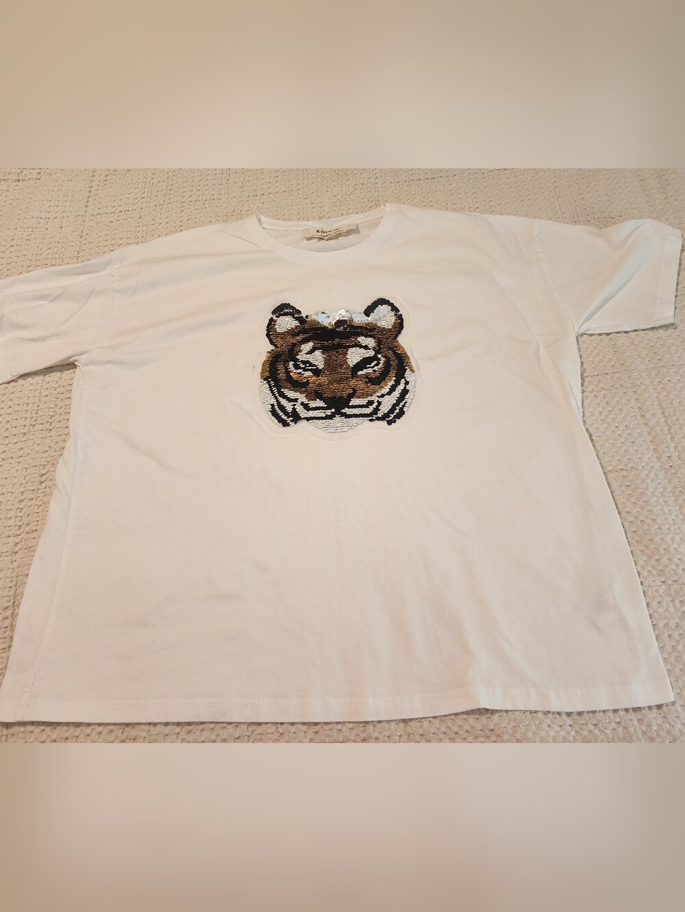 Blue Velvet White Tee with Black & Gold Sequined Tiger Applique Sz Large Cotton